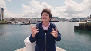 | `Claire.jpg` | Femme interview&eacute;e face cam&eacute;ra devant le port de Cherbourg | `Interview film&eacute;e en ext&eacute;rieur devant le port de Cherbourg, prise de parole corporate face cam&eacute;ra, production vid&eacute;o Normandie` |