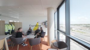 | `Coworking.jpg` | Espace coworking moderne avec 4 personnes en r&eacute;union, vue sur site industriel | `Tournage en espace coworking industriel, &eacute;quipe en r&eacute;union film&eacute;e pour une vid&eacute;o corporate d'entreprise` |