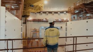 | `EDF Salle.jpg` | Technicien EDF casqu&eacute; de dos dans l'enceinte d'un b&acirc;timent r&eacute;acteur | `Op&eacute;rateur EDF en &eacute;quipement de protection individuelle dans un b&acirc;timent r&eacute;acteur, reportage vid&eacute;o industrie nucl&eacute;aire` |