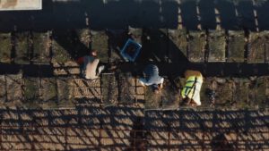 | `Huitres.jpg` | Vue drone a&eacute;rienne de trois ostr&eacute;iculteurs au travail dans les parcs &agrave; hu&icirc;tres | `Vue a&eacute;rienne par drone d'ostr&eacute;iculteurs travaillant dans des parcs &agrave; hu&icirc;tres en Normandie, vid&eacute;o corporate terroir et agriculture marine` |