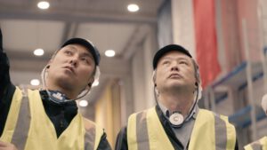 | `Japs.jpg` | Deux visiteurs asiatiques en gilets de s&eacute;curit&eacute; observant une installation | `D&eacute;l&eacute;gation internationale en visite d'usine agroalimentaire, reportage vid&eacute;o corporate en environnement industriel` |