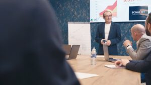 | `MEF.jpg` | Dirigeant en pr&eacute;sentation dans une salle de r&eacute;union (logo MEF du Cotentin et Schmidt) | `Conf&eacute;rence MEF du Cotentin : dirigeant en pr&eacute;sentation face &agrave; ses &eacute;quipes, captation vid&eacute;o &eacute;v&eacute;nement professionnel Normandie` |