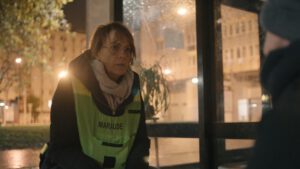 | `Maraude.jpg` | Femme en gilet Maraude film&eacute;e de nuit en ville | `Portrait nocturne d'une b&eacute;n&eacute;vole en gilet Maraude, reportage vid&eacute;o association et action sociale` |