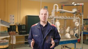 | `Nuvia.jpg` | Technicien Nuvia en combinaison bleue interview&eacute; face cam&eacute;ra en laboratoire | `Portrait interview d'un technicien Nuvia en laboratoire radioprotection, vid&eacute;o t&eacute;moignage collaborateur secteur nucl&eacute;aire` |