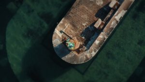| `Phare.jpg` | Vue drone plongeante sur le sommet d'un phare entour&eacute; d'eau verte | `Vue a&eacute;rienne par drone d'un phare en mer depuis le ciel, image cin&eacute;matographique Normandie, production vid&eacute;o territoire` |