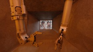 | `Pinces.jpg` | Vue depuis l'int&eacute;rieur d'une bo&icirc;te &agrave; gants avec bras t&eacute;l&eacute;manipulateurs et deux op&eacute;rateurs Orano | `Deux techniciens Orano observant des &eacute;quipements nucl&eacute;aires &agrave; travers une vitre de bo&icirc;te &agrave; gants, tournage en installation nucl&eacute;aire s&eacute;curis&eacute;e` |