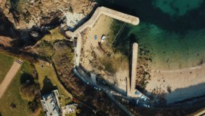 | `Port Racine.jpg` | Vue a&eacute;rienne drone du port de Port-Racine, eau turquoise, petite crique normande | `Vue a&eacute;rienne drone du port de Port-Racine en Normandie, eau turquoise et falaises, vid&eacute;o institutionnelle mise en valeur territoire` |