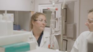 | `Portrait labo.jpg` | Technicienne EDF en blouse blanche et lunettes dans un laboratoire chimie | `Portrait d'une technicienne EDF en blouse blanche dans un laboratoire de chimie, vid&eacute;o corporate &eacute;galit&eacute; femmes-hommes secteur &eacute;nergie` |