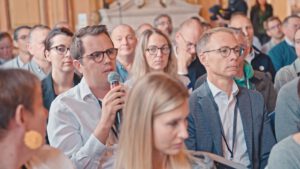 | `Publique.jpg` | Grand &eacute;v&eacute;nement professionnel : intervenant avec micro dans un public nombreux | `Prise de parole dans le public lors d'une grande conf&eacute;rence professionnelle, captation vid&eacute;o &eacute;v&eacute;nementielle pl&eacute;ni&egrave;re` |