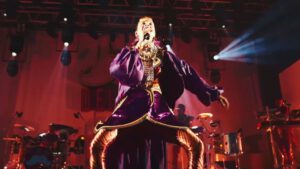 | `artzi.jpg` | Chanteur en costume baroque violet sur sc&egrave;ne avec &eacute;clairages dynamiques | `Aftermovie de concert : chanteur en costume baroque violet sur sc&egrave;ne avec jeux de lumi&egrave;res, production vid&eacute;o spectacle et aftermovie &eacute;v&eacute;nement` |