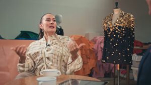 | `bekause femme.jpg` | Femme interview&eacute;e dans un atelier avec mannequin et veste &agrave; sequins | `Interview film&eacute;e d'une styliste dans son atelier couture avec costumes sc&eacute;niques, format podcast vid&eacute;o monde de la mode et du spectacle` |