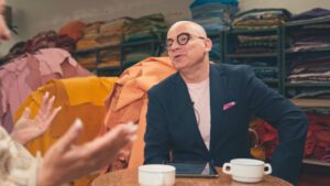 | `bekause yohann.jpg` | Gros plan du pr&eacute;sentateur en &eacute;coute dans un atelier color&eacute; avec tissus | `Portrait close-up d'un pr&eacute;sentateur en &eacute;coute active lors d'un interview, production vid&eacute;o format podcast et magazine` |
