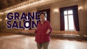 | `gradn salon.jpg` | Femme pr&eacute;sentatrice dans un grand salon haussmannien, texte Grand Salon en overlay | `Pr&eacute;sentatrice film&eacute;e dans le Grand Salon d'un h&ocirc;tel de prestige, vid&eacute;o corporate visite virtuelle pour lieu &eacute;v&eacute;nementiel` |