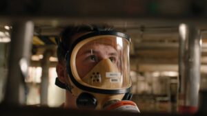| `masque.jpg` | Gros plan portrait d'un op&eacute;rateur portant un masque respiratoire complet (label MOTTE) | `Portrait en gros plan d'un op&eacute;rateur portant un masque respiratoire complet en milieu industriel nucl&eacute;aire, vid&eacute;o s&eacute;curit&eacute; et EPI` |