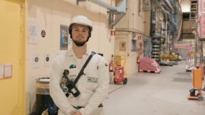 | `motte.jpg` | Technicien Orano en tenue blanche et casque blanc dans un couloir d'usine nucl&eacute;aire | `Technicien Orano en combinaison blanche et casque dans le couloir d'une installation nucl&eacute;aire, vid&eacute;o portrait m&eacute;tier secteur nucl&eacute;aire` |