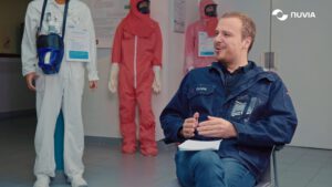 | `nuvia david.jpg` | Technicien Nuvia interview&eacute; dans une salle de formation avec combinaisons de protection | `Technicien Nuvia en interview face cam&eacute;ra dans un centre de formation radioprotection, vid&eacute;o t&eacute;moignage employ&eacute; secteur nucl&eacute;aire` |