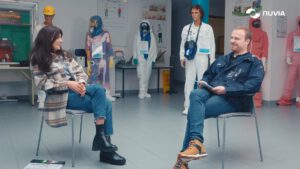 | `nuvia large.jpg` | Plan large d'un interview crois&eacute; entre deux collaborateurs Nuvia avec mannequins de protection | `Plan large d'un interview crois&eacute; entre deux collaborateurs Nuvia dans une salle de formation radioprotection, production vid&eacute;o RH et marque employeur` |