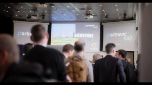 | `partner.jpg` | Grande conf&eacute;rence Orano Partners' Day 2026 avec &eacute;crans et public debout | `Conf&eacute;rence Partners' Day Orano 2026 : grande salle de conf&eacute;rence avec &eacute;crans de pr&eacute;sentation, captation vid&eacute;o &eacute;v&eacute;nement corporate entreprise` |