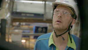 | `portrait edf.jpg` | Gros plan portrait d'un technicien EDF en casque et lunettes dans une centrale | `Portrait en gros plan d'un op&eacute;rateur EDF en casque et lunettes de s&eacute;curit&eacute; dans une centrale nucl&eacute;aire, vid&eacute;o corporate portrait m&eacute;tier &eacute;nergie` |