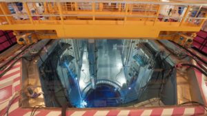 | `reacteur.jpg` | Vue plongeante sur le c&oelig;ur d'un r&eacute;acteur en eau avec lumi&egrave;re Cherenkov bleue | `Vue plongeante sur le c&oelig;ur d'un r&eacute;acteur nucl&eacute;aire avec lumi&egrave;re Cherenkov bleue, captation vid&eacute;o en centrale nucl&eacute;aire EDF, images industrielles exclusives` |